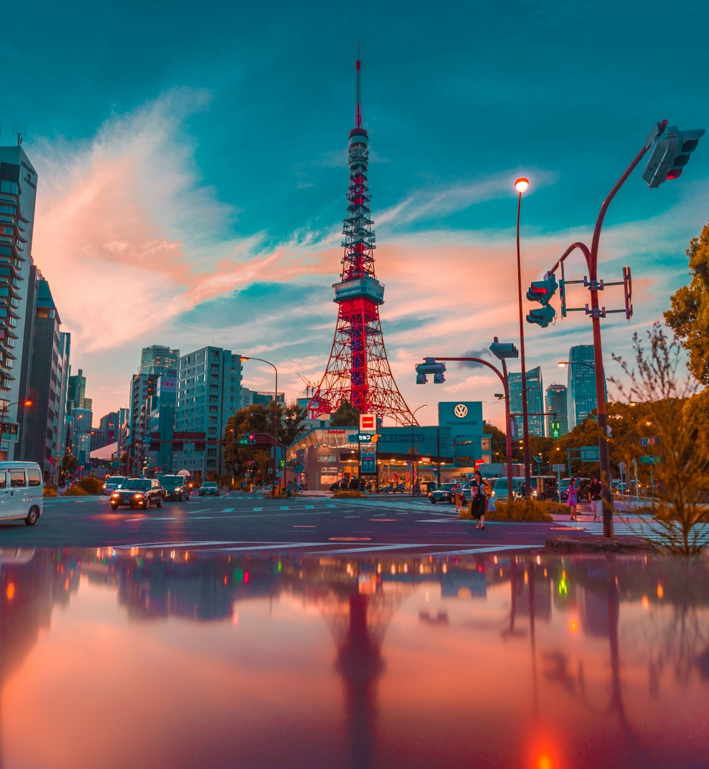 Tour de Tokyo au coucher du soleil se reflétant dans une flaque