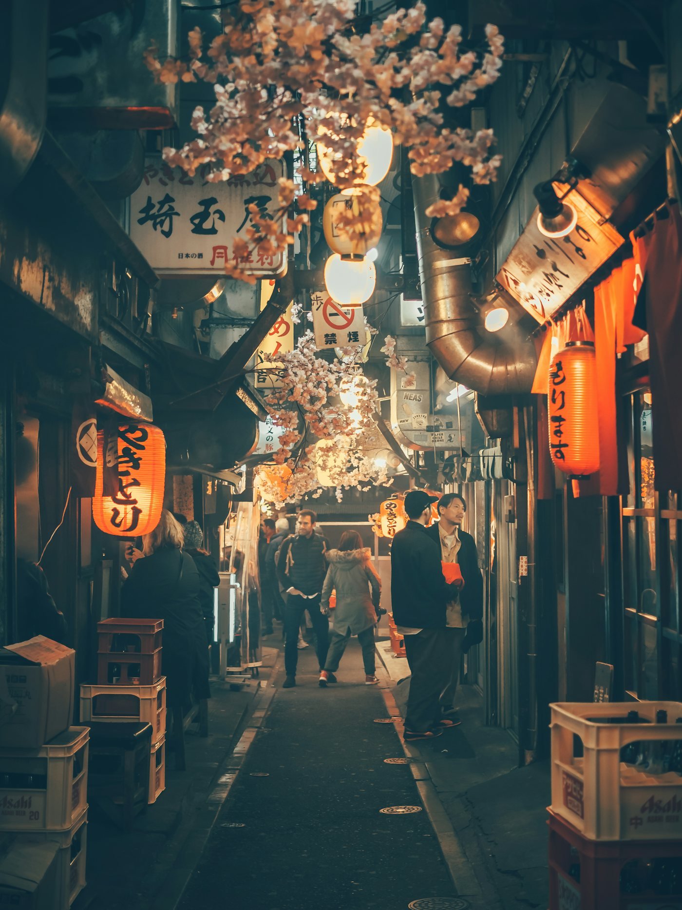 Billets et pièces en yens japonais posés sur une table