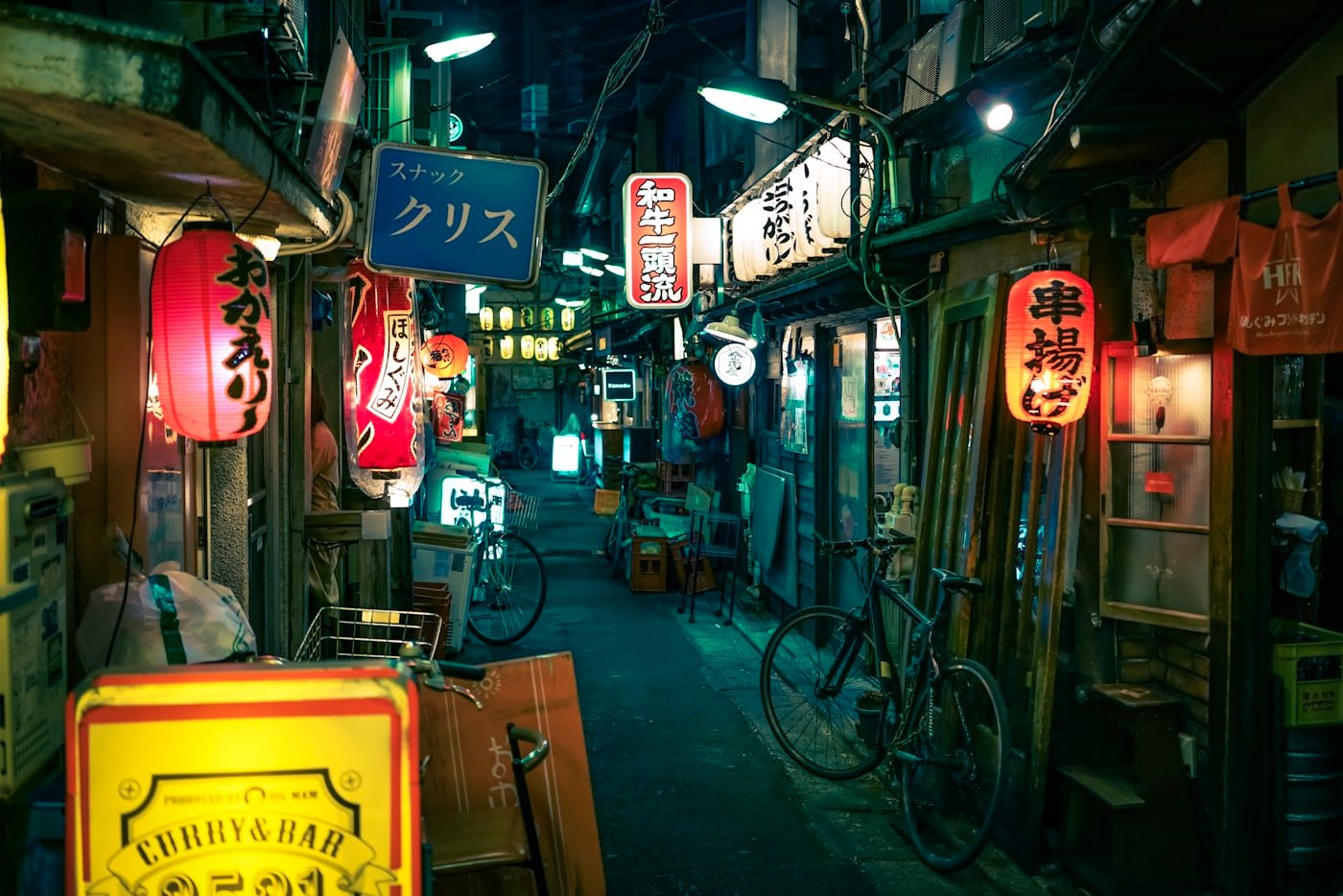 Ruelle animée bordée de lanternes au Japon