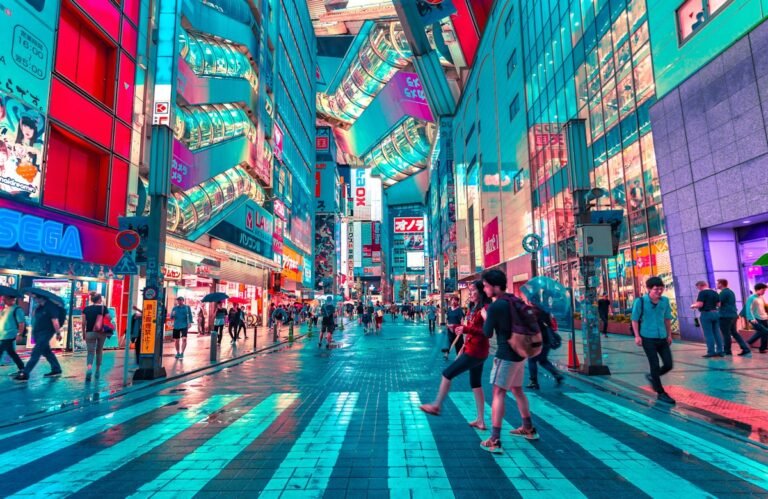 Rue animée d’une ville japonaise au crépuscule