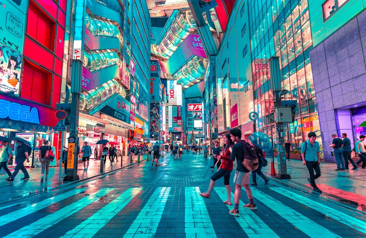 Rue animée d’une ville japonaise au crépuscule