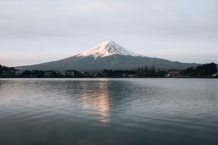 Mont Fuji enneigé se reflétant dans le lac Kawaguchi au lever du jour
