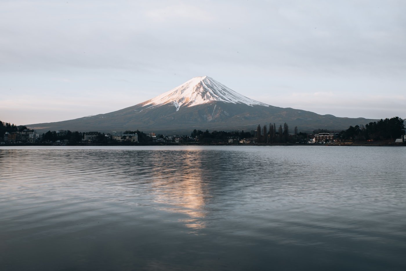 Mont Fuji enneigé se reflétant dans le lac Kawaguchi au lever du jour