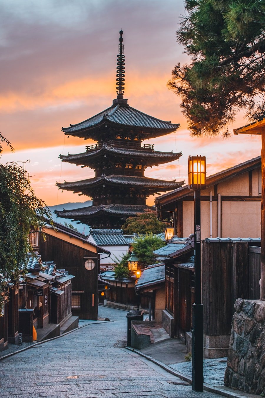 Mont Fuji surplombant un paysage de lacs
