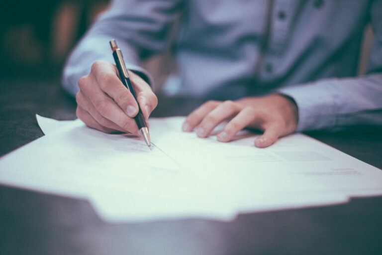 Main signant un document administratif