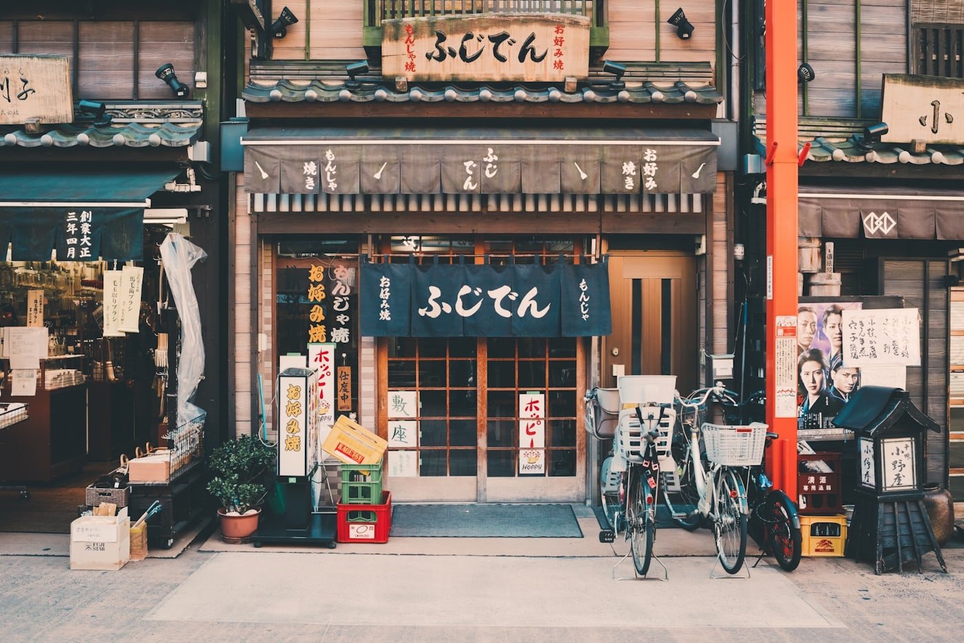 Devanture traditionnelle dans une rue de quartier au Japon